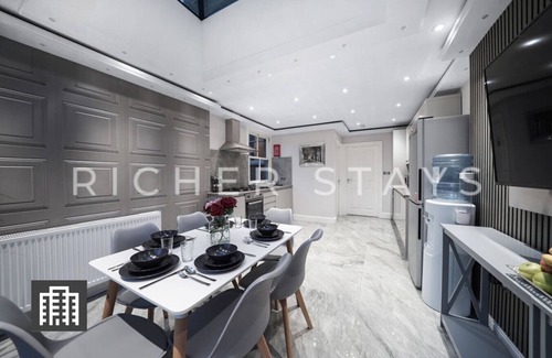 Hackney Downs House | Hackney Suites - Triple En-suite Room (G1)