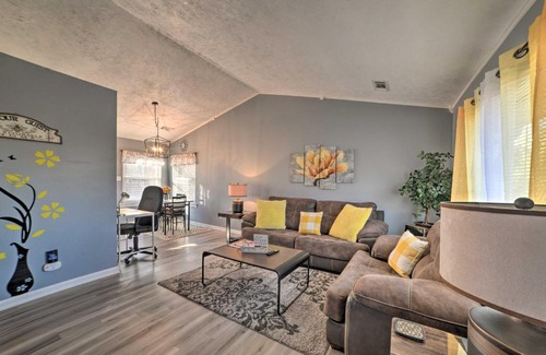 Clarksville House | half Mi to Fort Campbell State Line Retreat