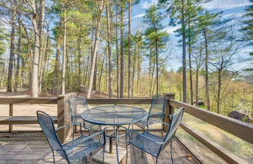 North Conway Apartment | Half Mile to Ski Slopes Conway Condo with Hot Tub!