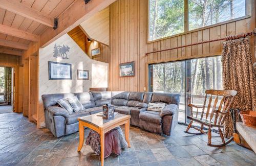 North Conway Apartment | Half Mile to Ski Slopes Conway Condo with Hot Tub!