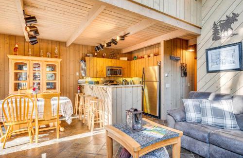 North Conway Apartment | Half Mile to Ski Slopes Conway Condo with Hot Tub!