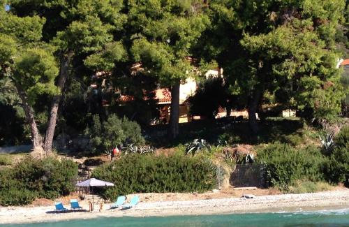 Mola Kalyva House | Halkiddiki-Kassandra-Mola Kalyva Traditional House in front of the sea