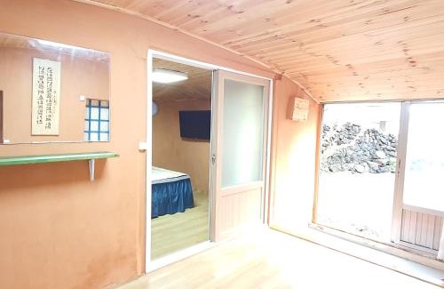 Jocheon House | Hamdeok Saeya Saeya Entire House