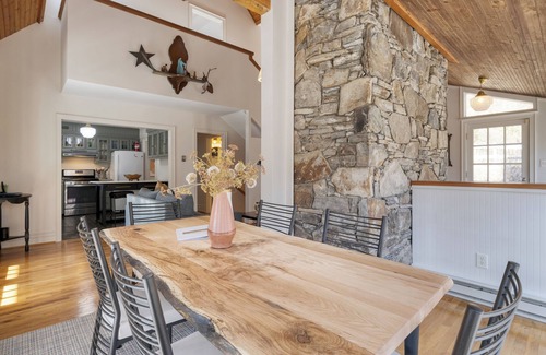 Mars Hill House | Hamersmith Hollow Retreat by AvantStay | Mountain Views