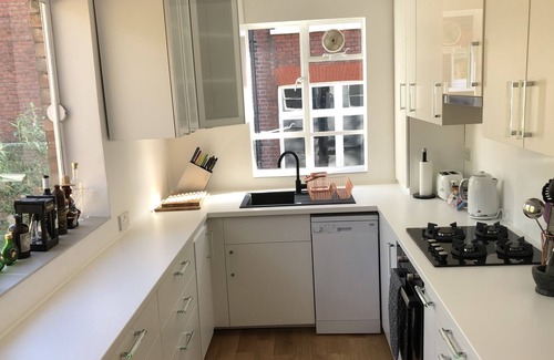 Frognal and Fitzjohns House | Hampstead haven - renovated standalone 2BR carriage house, off-street parking