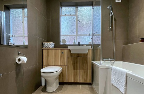 Frognal and Fitzjohns House | Hampstead haven - renovated standalone 2BR carriage house, off-street parking