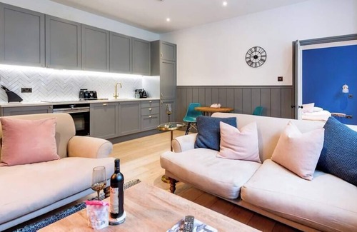 Frognal and Fitzjohns Apartment | Hampstead Hush Summar