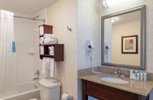 Wholesale District Hotel | Hampton Inn Indianapolis Downtown Across from Circle Centre