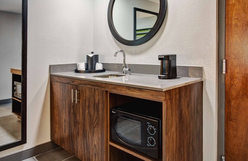 Caloosahatchee Hotel | Hampton Inn & Suites - Cape Coral/Fort Myers Area, FL