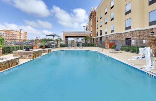 Southeast Arlington Hotel | Hampton Inn & Suites Dallas-Arlington-South