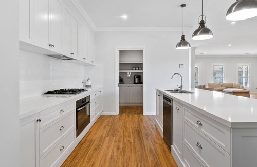 Yarrawonga House | Hampton Retreat walk to the Sebel and Lake Mulwa. huge lockable shed to house boats/vehicles.