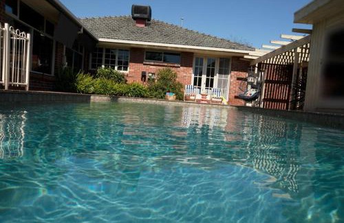 Hampton House | Hampton Spacious House & Pool
