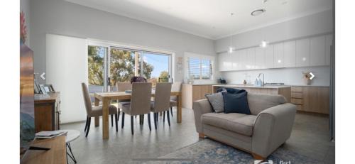Central Mudgee House | Hamptons House Mudgee -Lux Stays