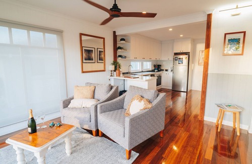 Bongaree Villa | Hamptons on Queen - Sunset Water Views
