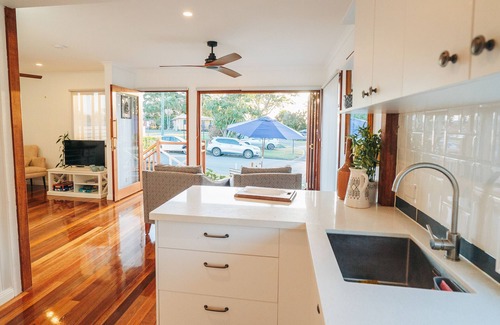 Bongaree Villa | Hamptons on Queen - Sunset Water Views