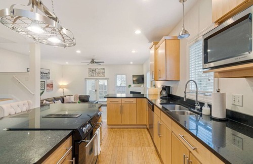 Hope Gardens House | Hang Here! Screened Porch, Near Golf and Broadway!