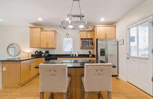 Hope Gardens House | Hang Here! Screened Porch, Near Golf and Broadway!