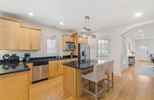 Hope Gardens House | Hang Here! Screened Porch, Near Golf and Broadway!