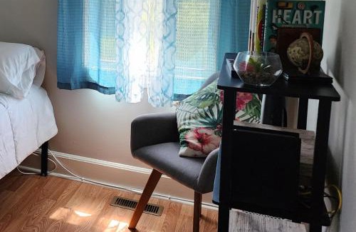 Rosewood House | Hangout by firepit near USC with PET