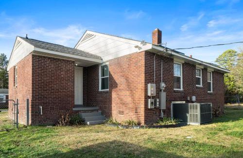 Rosewood House | Hangout by firepit near USC with PET