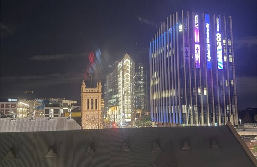 Adelaide Central Business District Apartment | Happy BNB at Oaks Embassy