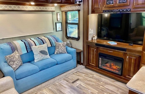 Ahwahnee House | Happy Hedgehog/River Views/Hot Tub/Private