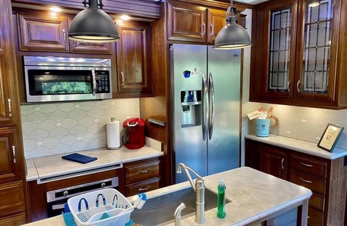 Ahwahnee House | Happy Hedgehog/River Views/Hot Tub/Private