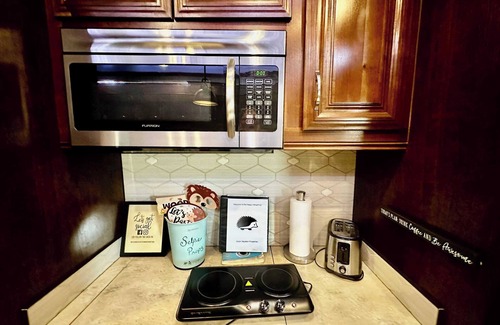 Ahwahnee House | Happy Hedgehog/River Views/Hot Tub/Private