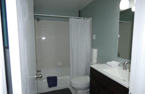 Bellaire Apartment | Happy Hour at Windcliff