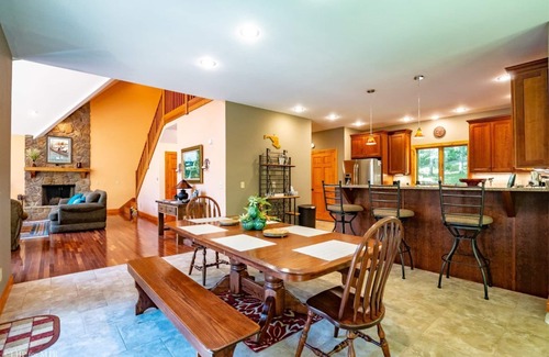 Davis House | Happy Valley Hideaway