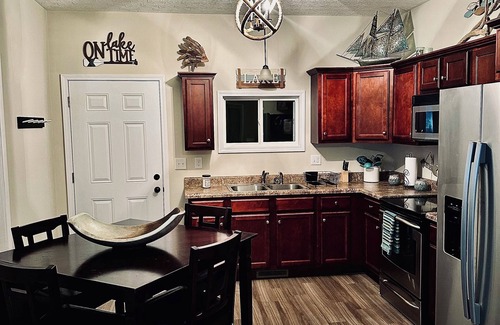 Jamestown Cottage | Harbor Hideway is a cozy, romantic gem minutes away from Jamestown Marina!