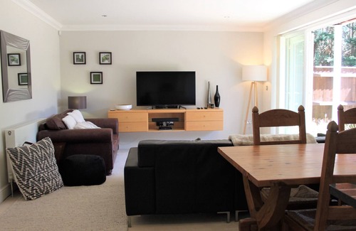 Sandbanks Apartment | Harbour Escapes | Stunning 2 Bed Apt in Sandbanks, Garden & Beach Hut option