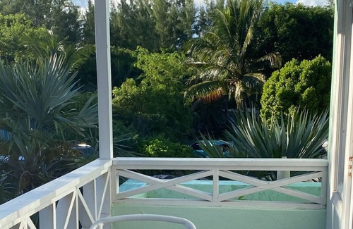 Coral Harbour Apartment | Harbour Island Villa,10 mins from the Airport, On the Beach