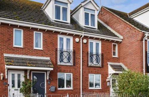Hopton House | Harbour View Villa