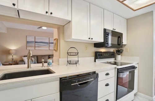 Shelter Cove Villa | Harbourside | Steps to Shops, Dining & Marina