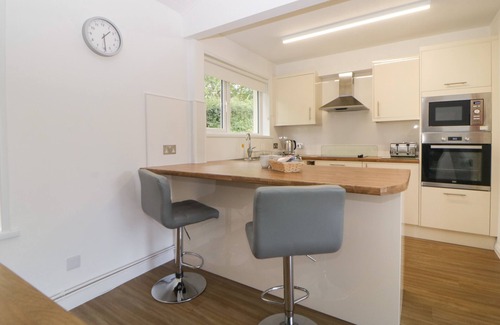 Heligan Cottage | HARCOMBE HOUSE BUNGALOW 3, pet friendly, with pool in Chudleigh