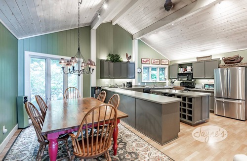 Muskoka Lakes Cottage | Hard packed Sandy Beach, spacious 7 brdm 6 bath! Boathouse w Sleeping & Sundeck!