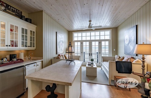Muskoka Lakes Cottage | Hard packed Sandy Beach, spacious 7 brdm 6 bath! Boathouse w Sleeping & Sundeck!