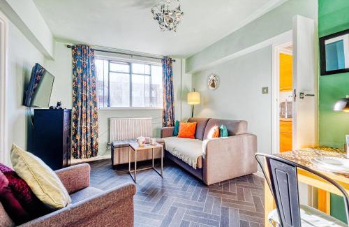 West Putney Apartment | Hardwood Home