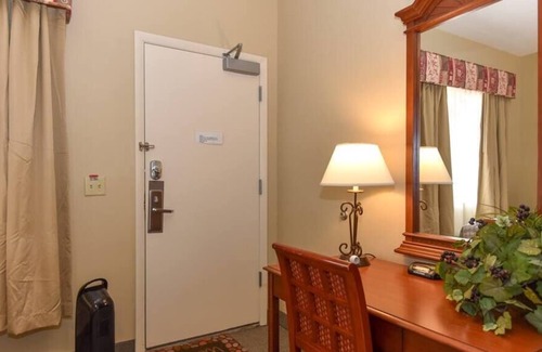 National Gardens Apartment | Harley Treat near the Beach, pool, suite