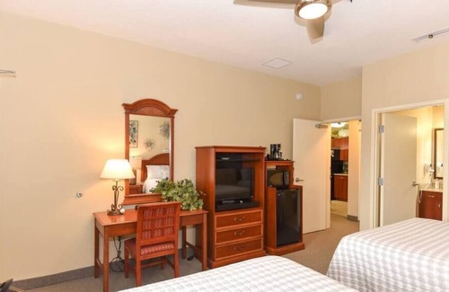 National Gardens Apartment | Harley Treat near the Beach, pool, suite