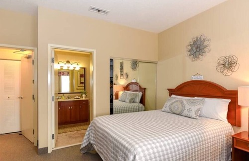 National Gardens Apartment | Harley Treat near the Beach, pool, suite