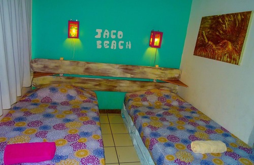 Jaco Cabin | Harmony Lodge just two blocks fro m the beach
