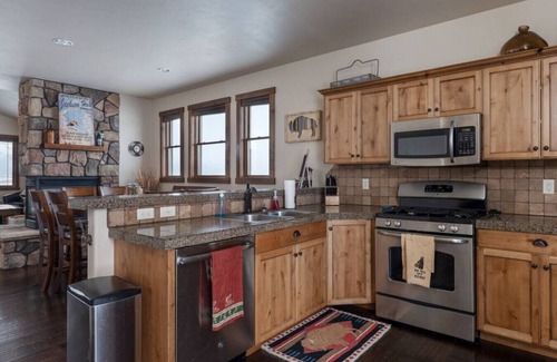 Victor House | Harris Hawk Cabin with AC and Hot Tub