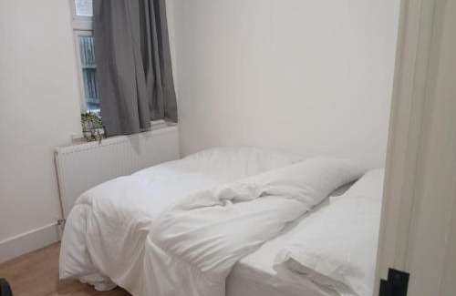 Marlborough House | Harrow Haven - Sleeps 5 & Free parking