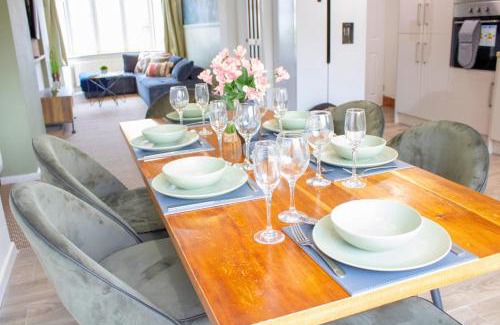 Olton House | Harvard House, Stylish 3 Bedroom House in Solihull 5 mins to the NEC, BHX ,JLR with free parking