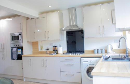 Olton House | Harvard House, Stylish 3 Bedroom House in Solihull 5 mins to the NEC, BHX ,JLR with free parking