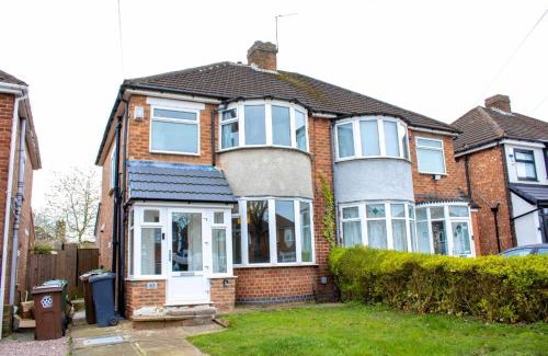 Olton House | Harvard House, Stylish 3 Bedroom House in Solihull 5 mins to the NEC, BHX ,JLR with free parking