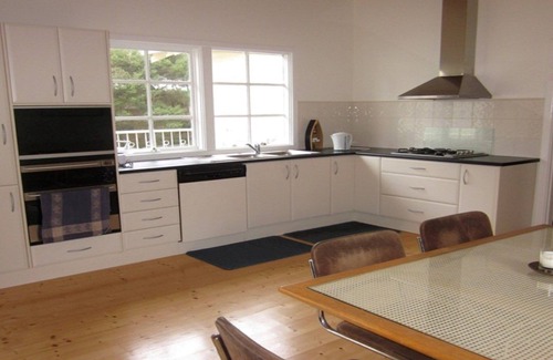 Rhyll House | Hastings Cottage by the Bay in Rhyll