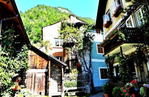 Hallstatt House | Haus am Hof - 15th century house at the lake, near the marketplace, with a balcony